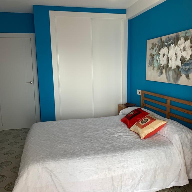 apartamentos en arenales del sol dormitorio con vistas al mar