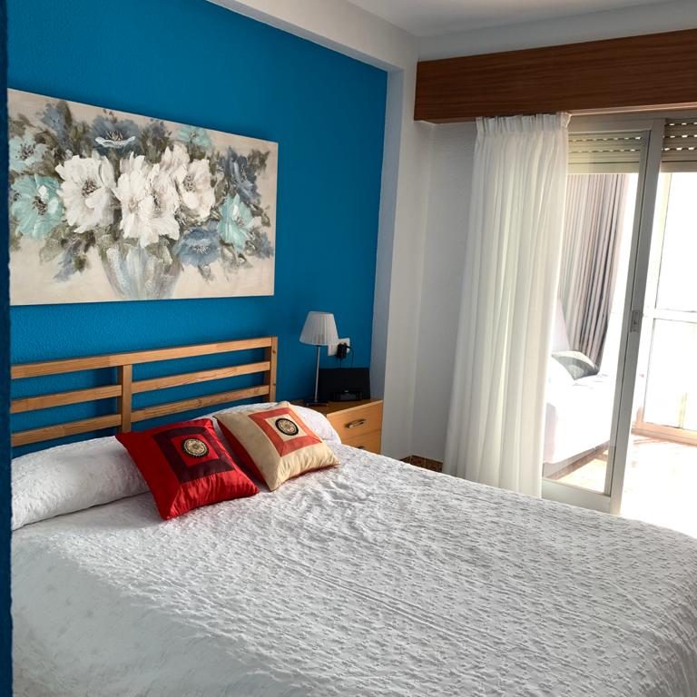 apartamentos en arenales del sol dormitorio con vistas al mar