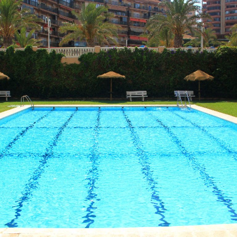 apartamentos en los arenales del sol piscina