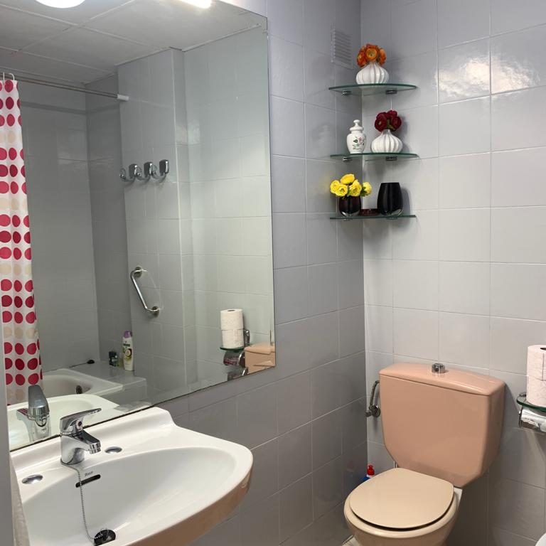 apartamentos en arenales del sol baño